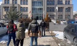 Bitlis’te Otobüsle Seyahat Eden Şahısların Üzerinden Yaklaşık 2 Kilo Metamfetamin Ele Geçirildi