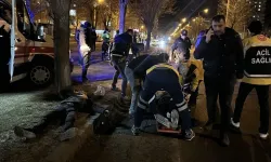 Motosiklet Yayaya Çarptı: 3 Kişi Yaralandı