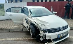 Otomobillerin çarpıştığı kazada 3 kişi yaralandı