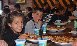Komşu ilde köy çocuklarına pizza ikramı