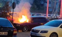 Hakkari'de Park Halindeki Otomobil Alev Aldı