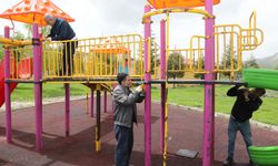 Bitlis’te Yıpranan Parklar Yenileniyor