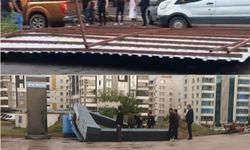 Diyarbakır’da Fırtınada Çatılar Uçtu, Tabelalar Devrildi