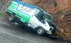 Kamyonet Kayalığa Çarptı, 1 Ölü 1 Yaralı