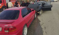 Van'da İki Otomobil Kafa Kafaya Çarpıştı: 1 Kişi Yaralandı