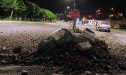 Otomobil Refüje Çarptı, Sürücü Yaralandı