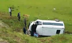 Mutki’de Şarampole Yuvarlanan Minibüste 2’si Ağır 5 Kişi Yaralandı