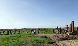 UNESCO Listesindeki Ahlat Selçuklu Meydan Mezarlığı Ziyaretçi  Akınına Uğruyor