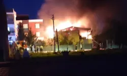 Adıyaman’da 2 Katlı Ev Yandı, Mahalleli Sokağa Döküldü