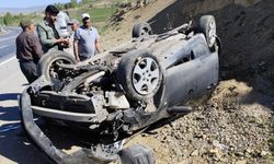 Başkale Yolunda Takla Atan Kamyonette 2 Kişi Yaralandı