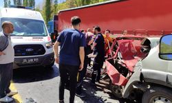 Minibüsle Çarpışan Tofaş Hurdaya Döndü: 1 Ölü 1 Ağır Yaralı