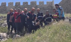 Van Kalesi’nde Bir Şahıs Kayalıklarda Mahsur Kaldı