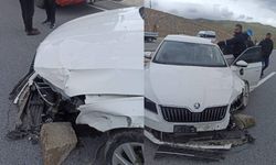 Van’da Refüje Çarpan Otomobilde 2 Kişi Yaralandı