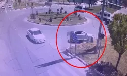 Hatalı Sollama Kazayla Sonuçlandı: Otomobil Refüje Çarptı