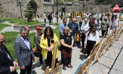 Bitlis'te Nuri İyem’in Anısına 'Birlikte Güzeliz' Resim Sergisi Açıldı