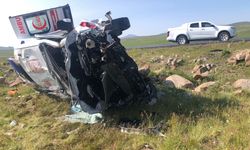 Yoldan çıkan ambulans şarampole uçtu: 1’i doktor 4 kişi yaralandı