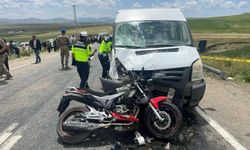 Van'da minibüsle çarpışan motosikletteki 2 öldü