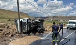 Van'da Kum Yüklü Tır Devrildi: Sürücü Kazayı Şans Eseri Atlattı