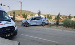 Otomobil ile kamyon çarpıştı: 5 kişi yaralandı