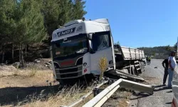 Adıyaman'da Tır Bariyere Çarptı: Sürücü Yaralandı