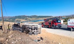 Tunceli’de Kamyon Devrildi: Sürücü Araçtan Fırladı