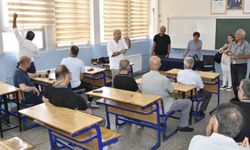 Bitlis Lisesi Mezunları 40 Yıl Sonra Aynı Sıralarda Buluştular