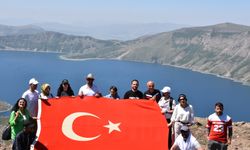 Eğitim-Bir-Sen Bitlis Şubesi'nden Türkiye'nin en büyük Krater Gölü'ne farkındalık yürüyüşü