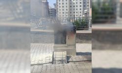 Patlayan elektrik panosu alev alev yandı