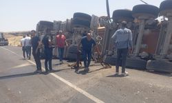 Diyarbakır’da Asfalt Yüklü Kamyon Devrildi