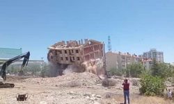 Ağır Hasarlı Bina Korna Sesiyle Yıkıldı