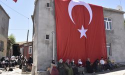 Mutki’de Şehidin Baba Ocağına Türk Bayrağı Asıldı