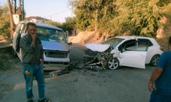 Ticari Araç ile Otomobil Kafa Kafaya Çarpıştı: 1 Kişi Yaralandı