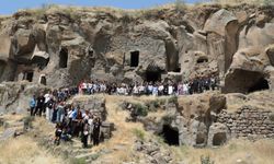 Antalyalı Öğrenciler Ahlat'ın Tarihi Mekanlarını Gezdi