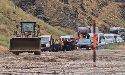 Van Yolunda Heyelan: Araçlar Yolda Mahsur Kaldı