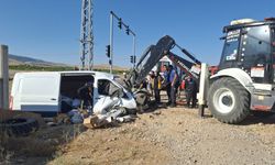 Freni boşalan araç direğe çarptı: 1 yaralı