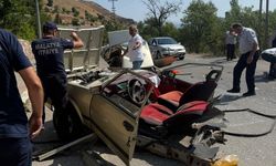 Direğe çarpan Tofaş ikiye bölündü: 1 kişi yaralandı