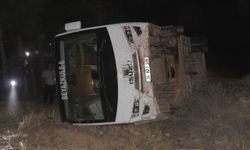 Servis Otobüsü Eşeğe Çarparak Devrildi: 15 İşçi Yaralandı