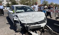 İki otomobil kafa kafaya çarpıştı: 1 ölü, 4 yaralı