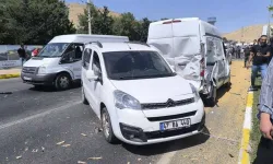 Freni Patlayan Tır Kırmızı Işıkta Bekleyen Araçlara Çarptı: 7 Yaralı