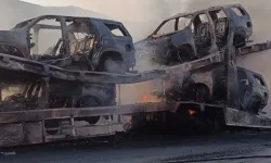 Lüks araçları taşıyan tır yandı, 5 otomobil hurdaya döndü!