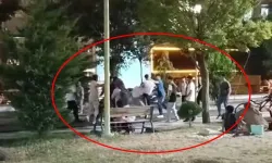 Parkta İki Grup Arasında Tekmeli Yumruklu Kavga Kamerada