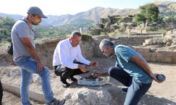 Rektör Elmastaş, Bitlis Kalesi’ndeki Kazı ve Restorasyon Çalışmalarını İnceledi
