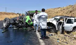 Otomobil ile Traktör Kafa Kafaya Çarpıştı: 1 Kişi Öldü, 2 Kişi Yaralandı