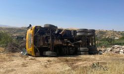 Hafriyat Kamyonu Devrildi: 3 Kişi Yaralandı