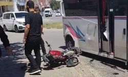 Motosiklet ile minibüs çarpıştı: Aynı aileden 4 kişi yaralandı