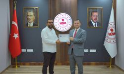 Yavru Kediyi Annesine Kavuşturan Bitlis'te Görevli Öğretmene Kaymakamdan Başarı Belgesi