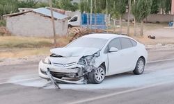Van’da İki Otomobil Çarpıştı: 3 Yaralı