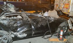 Van'da Feci Kaza: Park Halindeki Tıra Çarpan Otomobilde 2 Kişi Öldü