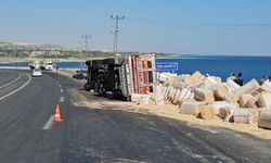 Adilcevaz’da Saman Yüklü Tır Devrildi: 2 Yaralı