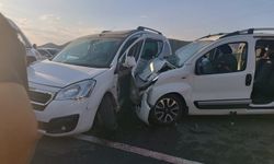 İki Araç Feci Çarpıştı: 11 Kişi Yaralandı